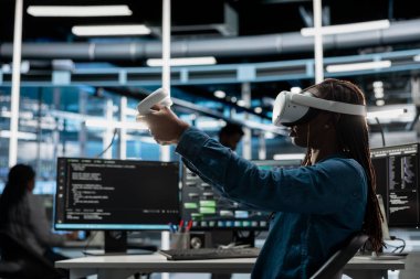 Veri merkezi geliştiricisi makine öğrenme yükleri için VR kulaklık ve yapay zeka teknolojisi kullanır. Sanal gerçeklik ve yapay zekayı kullanarak bilgisayar gerektiren görevler yapan sunucu merkezi uzmanı