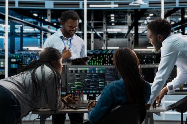 Yapay zeka veri merkezinde mühendislik ekibi programlaması makine öğrenme eğitimi için kullanılan gelişmiş ekipmanlara ev sahipliği yapıyor. Sunucu tarım işçileri yapay zeka sistemlerini geliştirmek için PC üzerinde kod çalıştırıyor