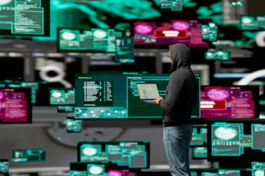 Karanlık bir web ortamında, bilgisayarın güvenlik açıklarından yararlanmak, güvenlik duvarlarını aşmak ve sanal tehdit operasyonları yoluyla özel verileri açığa çıkarmak için tasarlanmış kötü niyetli kodlar programlıyor. Görünmezlik kipi.