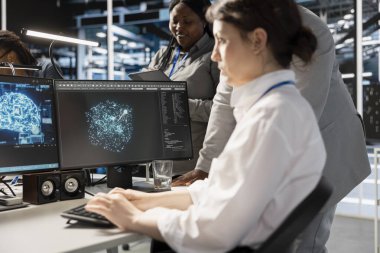 Yapay zeka sinir ağı teknolojisi kullanan programcılardan oluşan bir veri merkezi ekibi. Sunucu çiftlik çalışanları ekipmanları güncellemek için yapay zeka programlama dilini kullanıyor