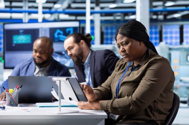 Hissedarlar, dijital cihazlarla yatırım yapmadan önce fabrikanın güvenlik standartlarını izlemesini sağlıyorlar. Fabrika ofisindeki yatırımcılar, dizüstü bilgisayar ve tablet kullanarak sanayi yönetmeliklerine sadık kalmalarını sağlıyorlar.