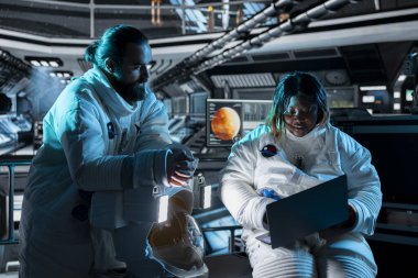 Takım çalışması yapan astronotlar Mars 'a olan uzun mesafeli uzay yolculuğu sırasında güvenli işlemleri sağlamak için tablet kullanırlar. Yörünge istasyonu mürettebatı kızıl gezegenlere yapılan kozmik yolculukta sistem istikrarını izler.