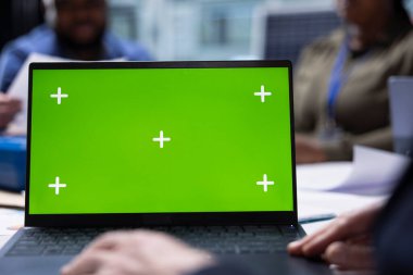 Endüstriyel fabrika yatırımcıları yatırım yapmadan önce tarama işlemi için yeşil ekran defteri kullanıyorlar. Hissedarlar anlaşmayı kabul etmeden önce pazar eğilimlerini araştırmak için krom anahtar dizüstü bilgisayar kullanıyorlar, kapat