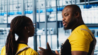 Takım çalışması zeki fabrika meslektaşları beyin fırtınası yapıyor, otomasyon ekipmanları programlıyor. Endüstri 4.0 fabrika çalışanları CAD yazılımı, kamera A kullanarak robot makineler tasarlamak için birlikte çalışıyorlar.