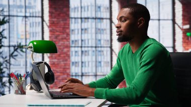 Ofisteki bilgisayarına günlük işleri çözmek için yazı yazan, uzaktan kumandalı serbest çalışan Afro-Amerikalı bir adam. Çatı katında web 'de sörf yapan genç bir yetişkin. Kamera A.