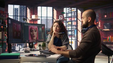 Yaratıcı ekip AI sohbet robotu ile çalışır ve içeriği geliştirmek için yazılımı düzenler, yüksek kaliteli görüntüler oluşturmak için makine öğrenimi ve otomasyon uygular. Fotoğraf üretiyor. Kamera A.