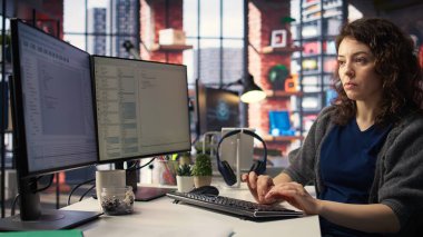 Ofisteki genç kadın bilgisayar ekranında UI 'ye bakıyor ve yazılımda test ve uygulama için ikili kod kullanıyor. Bilgisayar bilimi için kodlama uygulaması. Kamera A.