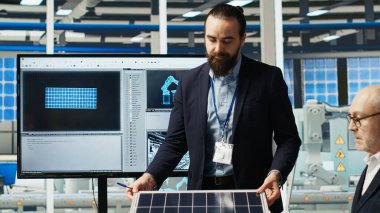 Fotovoltaik fabrikasındaki bilim insanları, uzun vadeli sürdürülebilir enerji çözümleri için güneş panelinin dayanıklılığını ve verimliliğini arttırmak için gelişmiş PV materyalleri üzerinde deney yapıyorlar, kamera B