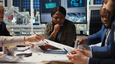 Güneş panelleri fabrika hissedarları şirket büyümesi ve pazar genişlemesi hakkında konuşur, evrak işlerini analiz ederler. Yatırımcılar, üretim ve kamera A 'yı geliştirmek için fotovoltaik fabrikası yöneticileriyle bir araya geldiler.