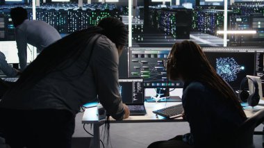 Veri merkezi çalışma arkadaşları ekipman performans sorunlarını tanımlamak için düğüm ağacı programını kullanıyor. Sunucu merkezi mühendislik ekibi çalışanları, veri analiz grafiğini gözden geçirerek, hataları en aza indirmek için, kamera A