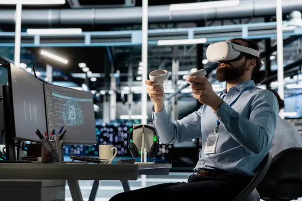 Veri merkezi mühendisi sanal gerçeklik teknolojisini kullanarak yapay zeka sinirsel ağlarını görselleştiriyor. AI sistemlerini denetlemek için VR kulaklık kullanan sunucu odası çalışanı