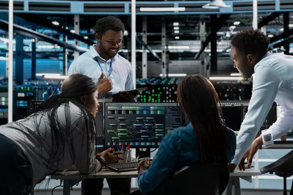 Yapay zeka veri merkezinde mühendislik ekibi programlaması makine öğrenme eğitimi için kullanılan gelişmiş ekipmanlara ev sahipliği yapıyor. Sunucu tarım işçileri yapay zeka sistemlerini geliştirmek için PC üzerinde kod çalıştırıyor