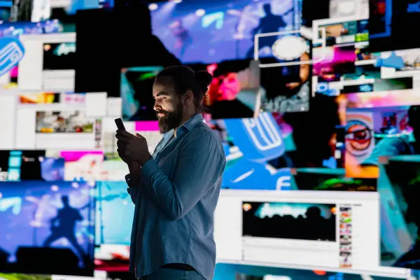 Sosyal medya içeriği tüketimine bağımlı akıllı telefon kullanıcısı ve dijital dünyada endişe ve kendine güven sorunlarını tetikleyebilecek saplantılı kıyamet tomarı. Aşırı tecrit.