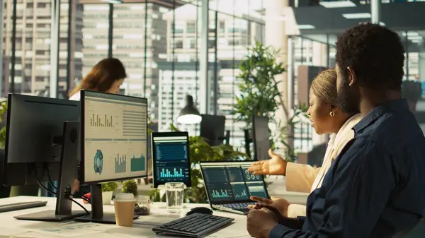 Ofisteki kızgın yönetici, ana performans hedeflerini vuramadığı için çalışanı azarlıyor. İşteki çalışanla kavga eden sinirli yönetici düşük üretim için onu azarlıyor, kamera B