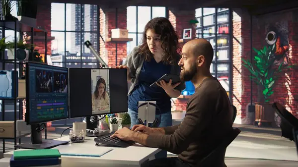 Profesyonel editör, yaratıcı bir ofiste yapay zeka destekli yazılım ve PC makaraları, viral eğilimleri hedeflemek ve çevrimiçi takipçileri ve teşhirciliği artırmak için kullanılan pazarlama stratejisi kullanır. Kamera A.