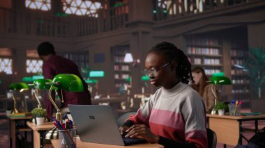 Afrikalı Amerikalı öğrenci kütüphanede akademik araştırma koleksiyonuna danışmanlık yapıyor, üniversite diplomasını almak için gelecek sınavlara çalışıyor. Kız burslu çalışıyor, eğitim görüyor. Kamera B.