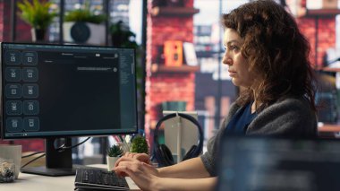 Kadın serbest yazar, metin üretimini otomatikleştirmek ve görevleri kolaylıkla çözmek, ofisteki verimliliği artırmak için online yapay zeka asistanı kullanır. Gelişmiş algoritmalar ve dijital araçların entegrasyonu. Kamera B.