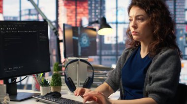 Yönetici kod yazma ve yapay zeka sinir ağları üzerinde bakım yapma bilgisayar modeli. Yapay zeka sistemlerini ve veri bilimini kontrol eden kadın teknik destek uzmanı. Kamera B.