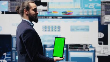 Girişimci dijital analiz için izole edilmiş bir model ekran kullanıyor, dijital büyüme araçları ve aylık raporlarla finansal planlama ve iş başarısını güvence altına alıyor. İçgörü. Kamera B.