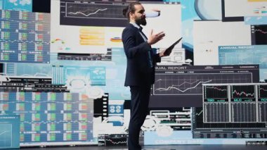 Motivasyon konuşmacısı ve işadamı katılımcı kalabalığa konuşma yapacak. Uzman, görünür mali tablolarıyla yatırım, iş planlaması ve girişimciliği kapsıyor. Kamera B.