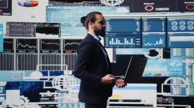 Genç girişimci verimli yönetim kararları için geliştirme modellerini geliştirmek için dijital materyal ve analitik kullanır. Performans ölçümleri karmaşıklıkla optimize ediliyor. Kamera B.