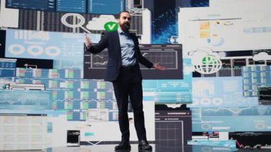 Kamu sözcüsü CEO 'su, bir vizyonu paylaşmak, yeni büyüme stratejisi ve küresel kalkınma fikirleri hakkında tartışmak için iş sunumuna ev sahipliği yapıyor. Katılımcılar için elsiz mikrofon kullanmak. Kamera B.