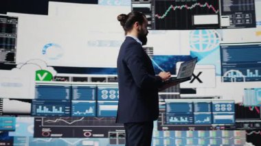 Ekonomi uzmanı finansal verileri ve KPI gösterge panellerini inceliyor, fintech materyaller ve kurumsal başarı için öngörü araçları aracılığıyla iş yeniliklerini ve stratejik içgörüyü güvence altına alıyor. Kamera B.