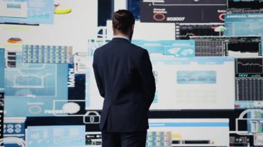 Durdurulamaz girişimci başarılı işiyle kendinden emin, verimli performans ölçümlerine ve sezgilerine bakıyor. Şirket mirası ve yetkilendirme hakkında gurur duymak. Kamera B.