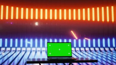 Canlı renkler ve yeşil ekran ekranlı boş parlayan neon ışıklı alan dijital model, kroma anahtar düzenlemeleri ve kentsel tarzda sanatsal görsel tasarım için fütüristik atmosfer yaratır. Kamera B.