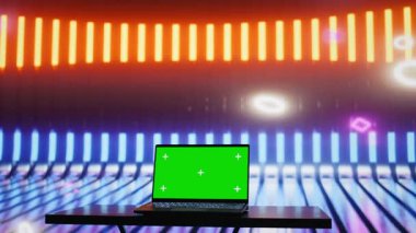 Renkli neon ışıkları olan boş bir alan ve izole edilmiş bir dizüstü bilgisayar fütüristik siber punk titreşimi ve sanatsal görsel tasarım yaratır. Parlak renklerle modern şehir tarzı. Kamera B.