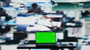 Düşman konumlarının uydu görüntülerinin yanında bir bilgisayarın sahte kroma anahtarı. Savaş planlaması için istihbarat toplamak için kullanılan yüksek teknoloji savunma gücü merkezi. Küresel operasyonları güvenceye alın. Kamera B.