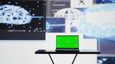 Dijital veriler ve yapay zeka beyin sistemleriyle çevrili dizüstü bilgisayarlar ekranda izole edilmiş. Otomasyon platformları ve bulut hesaplama modern strateji ve yeniliği güvence altına alır. Kamera B.