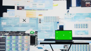 Ticari finans alanında, pc ekranda finansal eğilimlerle strateji planlamasına yardımcı olmak için izole edilmiş kroma anahtarı gösterilir. Yüksek teknoloji yapay zeka ve verimliliği temsil ediyor. Kamera B.