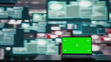 Laptop 'ta yeşil ekranlı boş bir sahne karanlık web' de kuantum tehdidi, sistem geçersiz kılma ve kimlik hırsızlığı olan bir siber suç için yer gösteriyor. Veri çalmak için şifre kırıyorum. Kamera B.