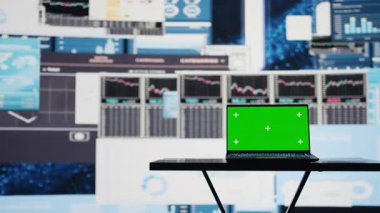 Boş iş sahasında krom anahtarı olan bir dizüstü bilgisayar ekranı, etkili karar verme ve strateji planlaması raporları ve bilgi grafikleri var. Yapay zeka beyni. Kamera B.