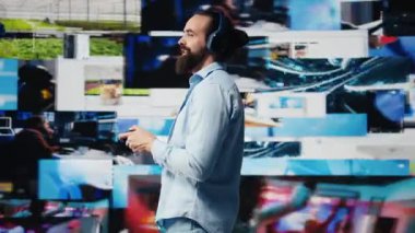 Mobil teknoloji ile küresel sosyal medya uygulaması üzerinden insan etkileşimi, iletişim, hikaye anlatma ve eğlence için dijital araçlar kullanarak çevrimiçi olarak bağlanan memnun genç. Kamera B.