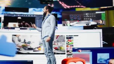 Bir internet kullanıcısının yüksek teknolojili internet yaşam tarzı gerçek zamanlı bildirimleri kontrol ediyor, takipçilerle etkileşimden zevk alıyor ve modern bir sosyal ağ bağlantısına yaratıcı içerik yüklüyor. Kamera B.