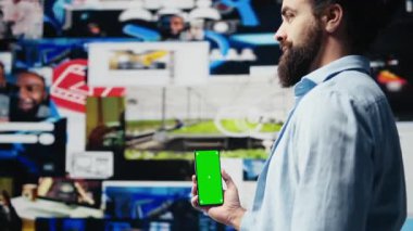 Erkek web kullanıcısı, sosyal medya platformları için kopyalama alanı olan bir telefon kullanıyor, etkinlik için çevrimiçi bağlantı sağlamak için yaratıcılık ve mobil teknoloji sergiliyor. Kamera B.