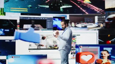 Sosyal medya kullanıcısı çoklu sosyal ağ uygulamaları, gerçek zamanlı bağlanma ve çevrimiçi eğlence ile bağlanmaktan mutlu. Boş zamanlarında iletişim için birden fazla görev. Kamera B.