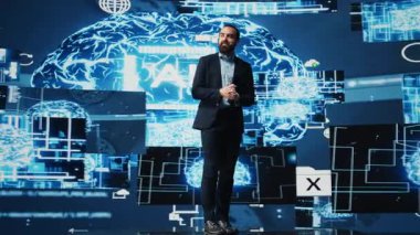 Teknisyen bir teknoloji konferansında yapay zeka sinirsel ağlarının iş görüşmesini yapıyor. Derinlemesine öğrenmenin faydalarını tartışmak için canlı bir konferansa ev sahipliği yapıyor. İş teknolojisi gelişimi. Kamera B.