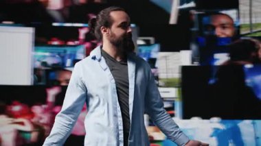 Dijital dünyada bir sosyal ağa bağlanan hırslı genç adam, küresel sosyal medya izleyicisi. Hikaye anlatma ve başarı için markalaşma araçlarına yatırım yapan bir adam. Kamera B.