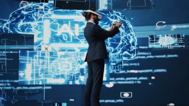 Modern iş adamı sinirsel ağ sisteminin yanında sanal gerçeklik aleti kullanır, derin öğrenme kavramı için sibernetik ve robotik kullanır. Geliştirmek için yapay zeka otomasyon araçları. Kamera B.