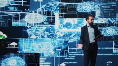 IT mühendisi, yeni yapay zeka teknolojisi araçlarını tanıtmak için halka açık konuşma etkinliğine ev sahipliği yapıyor. Otomasyon için sinirsel ağların beyin sistemini sergiliyor. İşadamı konuşmacı derin öğrenme için konuşma yapıyor. Kamera B.