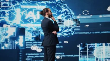 Teknolojiden anlayan iş adamı yapay zeka beyin veri görselleştirmesi yapıyor, algoritmik düşünme ve makine öğrenmesini nöral ağlar yoluyla sağlıyor. Dijital çağda sanal zeka. Kamera B.