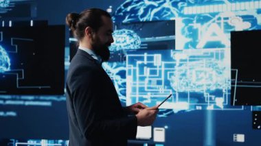Yüksek teknolojili yenilik ve algoritmik düşünce için dijital yapay zeka sinir ağlarıyla çalışan bir iş adamı. Mühendis, gelecekteki gelişim stratejisi için veri bilimini kullanıyor. Kamera B.