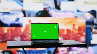 PC ekranında sosyal medya kullanıcı arayüzü platformları, küresel iletişimin görsel temsili ve modern dünyanın yanında kopyalama alanı gösteriliyor. Çevrimiçi bağlantı için boş alan. Kamera A.