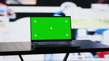 Sosyal ağ uygulamalarının, modern web tasarımının ve kolay çevrimiçi bağlantı için kullanıcı arayüzünün yanındaki dizüstü bilgisayarda kopyalama alanı modeli çalıştırılıyor. Medyada mobil etkileşim. Kamera A.