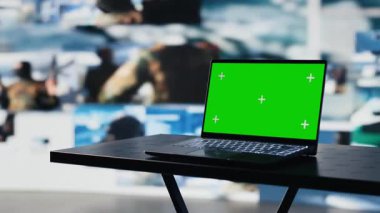 Düşman güçlerinin uydu görüntülerinin yanına dizüstü bilgisayar görüntülerini kopyala. Savaş planlama ve savaş operasyonları için istihbarat toplamak için kullanılan modern silahlı kuvvetler araçları. Kamera A.