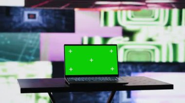 Laptop, karanlıkta parlayan ve kulüp atmosferi yaratan tuhaf görsel sanat klipleriyle çevrili izole edilmiş bir ekran çalıştırıyor. Gece hayatı atmosferi, modern ritimler ve ışıklar. Kamera A.