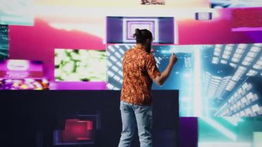 Elektronik ritimler ve sanatsal görsellerle kulüpte dans eden DJ etkileyicisi harika hareketler sergiliyor. Siber punk müzik kültürü ve yaratıcılığı kentsel dijital yaşam tarzını yakalar. Kamera B.